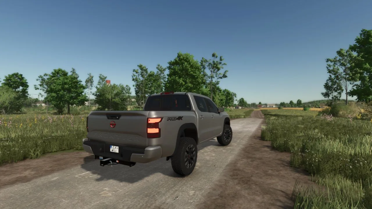 Nissan Frontier Pro-4X FS25 - screenshot 2